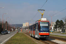 K2S 7120 als Linie 9 nach Ruzinov in der Karloveska ulica kurz hinter der Haltestelle MIU - Karlova Ves. (28.02.2015)