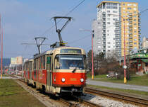 Tw.7835 + 7836 haben die Haltestelle MIU - Karlova Ves verlassen und fahren durch die Karloveska ulica in Richtung Stadtzentrum. (28.02.2015)