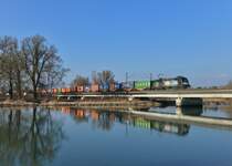 182 527 mit einem Containerzug am 27.02.2015 auf der Isarbrücke bei Plattling. 