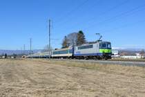 Re 420 502-7 mit dem BLS Reserve EWI Pendel als Ersatz RE 3933 kurz nach Mntschemier, 06.03.2015.
