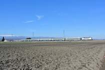 Re 420 502-7 mit dem BLS Reserve EWI Pendel als Ersatz RE 3941 kurz vor Kerzers, 06.03.2015. 

