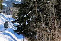 Wengernalpbahn Güterzug mit Lok 64 und dem Heizöl-Tankwagen im Aufstieg von Wengwald nach Wengen, 10.Februar 2015. 