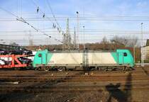 Die Cobra 2804 fährt mit einem langen Mercedes-Autozug aus Kornwestheim nach Zeebrugge-Ramskapelle(B)  bei der Ausfahrt aus Aachen-West und fährt in Richtung Montzen/Belgien. Aufgenommen vom Bahnsteig in Aachen-West. Bei schönem Sonnenschien am Nachmittag vom 6.3.2015.