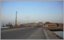 Endstation der Eisenbahn ist der Hafen auf der Insel Batse, die über einen Damm mit der Insel Taulud verbunden ist, von welche ein weiterer Damm zum Festland führt. (07.12.2014)