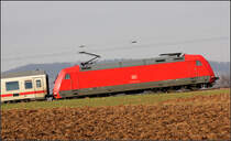 . So eine Lok hat schon sehr viel Kraft...

... aber so eine Steigung könnte sie eine IC-Zug wohl nicht hochziehen, allenfalls sie hätte die Möglichkeit zum Zahnstangenbetrieb.

Ein IC-Zug fährt das Remstal 'hinauf', gesehen bei Weinstadt-Endersbach.

17.03.2009 (Matthias)