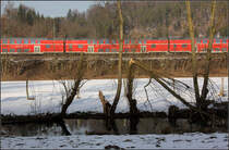 ... und hinten rauscht ein Zug vorbei -

Aufgenommen an der Lone zwischen Urspring und Lonsee auf der Schwäbischen Alb. Neueinstellung in größerer Auflösung.

17.01.2009 (M)