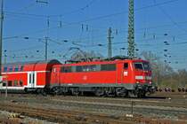 DB Lok 111 050-1 fährt beim Badischen Bahnhof ein. Die Aufnahme stammt vom 06.03.2015.