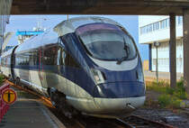 
ICE-TD verlässt in Schrittgeschwindigkeit die Scandlines Fähre „Deutschland“ und fährt an den Bahnsteig in Puttgarden. - 20.06.2014 	