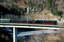 01 202 und 012 066 auf der Gotthard Nordrampe oberhalb von Amsteg. In Erstfeld wurde dem Gespann noch 50 3673 als dritte Maschine vorgespannt; 07.03.2015