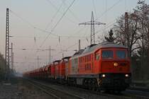 RTS 230.077 mit RTS 203.500+RTS 203.501 und einem Schotterzug am 12.3.14 in Ratingen-Lintorf.
