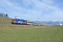 Aktuell hat die SOB bei SBB Cargo wieder eine BoBo als Re 446 Ersatz angemietet; Re 421 384-9 an der Spitze des VAE IR 2574 zwischen Freienbach SOB und Wilen bei Wollerau. An erster und zweiter Stelle im Pendel sind noch �ltere EWI Wagen eingereiht, sie werden erst seit etwas mehr als einem Jahr, mit dem neuen VAE Konzept, f�r die IR gebraucht, dazu erhielten sie eine Neulackierung, 07.03.2015.
