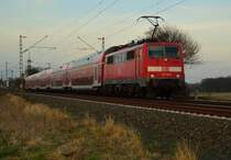 Bei Wickrathhahn schiebt die 111 126-9 einen RE4 nach Dortmund am Fotografen vorüber.
7.3.2015