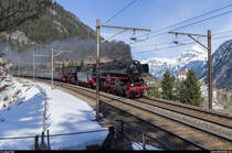 Nach der Hinfahrt ins Tessin zwei Tage zuvor folgte am Samstag, dem 7. März 2015 die Rückfahrt der mehrtägigen Dampffahrt über den Gotthard bei schönstem Frühlingswetter. Ich konnte den Zug mit 01 202 und 01 1066 in Wassen mit der berühmten Kirche ablichten.