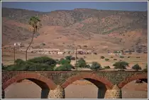 Die grosse Flussbrücke von Moncullo passt ausgezeichnet in die Halbwüste. (07.12.2014)