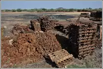Neben einem riesigen Güterwagenfriedhof liegen in Mai  Atal Unmengen an Ersatzteilen herum. (07.12.2014)