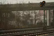 Am Dienstag den 3.3.2015 war ich in Korschenbroich, als sich der Himmel verdunkelte.
und dann kam es wie aus Kübeln, Regen, Schneeregen und dann noch Hagel. Aber so heftig und schnell wie es kam, hörte es auch auf als zwei S-Bahnzüge nach Korschenbroich kamen.....um danach wieder los zu legen.