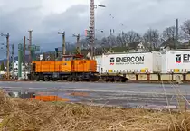 
Die Lok 41 (98 80 0272 008-0 D-KSW), eine MaK DE 1002, der Kreisbahn Siegen-Wittgenstein (KSW) rangiert am 04.03.2015 einen ENERCON-Contaierzug in Kreuztal. Hier in Kreuztal betreibt die KSW ein Container-Terminal.