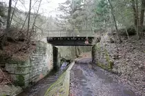 Die württembergische Schwarzwaldbahn am 7. März 2015 mit der alten Eisenbahnbrücke über den Tälesbach zwischen Fuchsklinge und Hirsauer Tunnel.