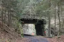 Die württembergische Schwarzwaldbahn am 7. März 2015 mit der alten Eisenbahnbrücke über den Tälesbach zwischen Fuchsklinge und Hirsauer Tunnel.