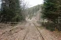 Die württembergische Schwarzwaldbahn am 7. März 2015 mit der alten Eisenbahnbrücke über den Tälesbach zwischen Fuchsklinge und Hirsauer Tunnel.
