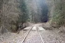 Die württembergische Schwarzwaldbahn am 7. März 2015 mit der alten Eisenbahnbrücke über den Tälesbach zwischen Fuchsklinge und Hirsauer Tunnel.