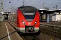 Man kann sie noch so oft fotografieren, sie wird einfach nicht sch�ner, die Front der neuen 1440er. Im Bild 1440 821, Neuss Hbf, Gleis 7, 7.3.15, S 8 nach M�nchengladbach.