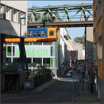 Ein Schönheit ist Wuppertal nicht -

aber die Schwebebahn ist eine große Attraktion. Hier bei der Durchfahrt in Wuppertal-Elberfeld.

04.10.2014 (M)

