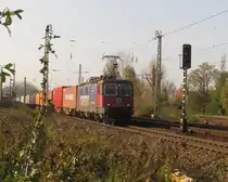 Die Re 421  381-5 mit Containern auf dem Weg nach Hof, gesehen am 29.10.2014 in Leipzig-Thekla. 