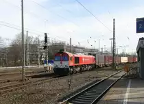 Die Class 66 DE6310  Griet  von Crossrail kommt aus Richtung Montzen/Belgien mit einem langen Containerzug aus Zeebrugge-Ramskapelle(B) nach Milano(I)  und fährt in Aachen-West ein.
Aufgenommen vom Bahnsteig in Aachen-West.
Bei schönem Frühlingswetter am 7.3.2015.