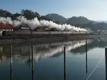 Am letzten Tag einer Mehrtagesfahrt wurde 012 066-7 mit dem Sonderzug auf der Fahrt von Singen �ber Friedrichshafen und Lindau nach M�nchen am 08.03.2015 in Sipplingen fototgrafiert.