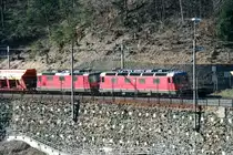 Re 6/6 11626 und Re 4/4 11242 vor einem Schüttgutganzzug auf der Gotthard-Nordrampe oberhalb von Amsteg; 07.03.2015