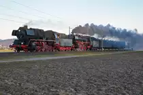 Grosser Bahnhof Wohlen: Die Ankunft des Dampfzuges mit drei Dampflokomotiven vermochte eine sehr grosse interessierte Zuschauermenge zu mobilisieren. Am Abend des 7.3.2015 setzten die 50 3673 und die 010 202 mit dem Rest des Zuges alleine fort in Richtung Olten. Die Aufnahme ist im letzten Abendlicht bei Hendschiken entstanden.
Foto: Walter Ruetsch 