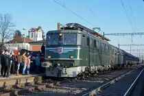 Grosser Bahnhof Wohlen: Die Ankunft des Dampfzuges mit drei Dampflokomotiven vermochte eine sehr grosse interessierte Zuschauermenge zu mobilisieren. Die Ae 6/6 11407  AARGAU  brachte am Abend des 7.3.2015 die Reisenden aus Deutschland von Wohlen nach Konstanz.
Foto: Walter Ruetsch 