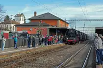 Grosser Bahnhof Wohlen: Die Ankunft des Dampfzuges mit drei Dampflokomotiven vermochte eine sehr grosse interessierte Zuschauermenge zu mobilisieren. Ankunft von 50 3673, 01 202 und 012 066 bei ihrer Ankunft in Wohlen am 7. März 2015.
Foto: Walter Ruetsch 