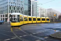 Berlin BVG SL M5 (Bombardier-GT8-11ERL 8023) Mollstrasse / Otto-Braun-Strasse am 1. März 2015.
