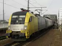 Noch in den Farben von Dispolok überquert die ES64 U2-096 am 08.03.2015 um 16:13 Uhr mit dem IC118 die Rheinbrücke zwischen Mannheim und Ludwigshafen. Aufgenommen am Bahnhof Ludwigshafen-Mitte. 