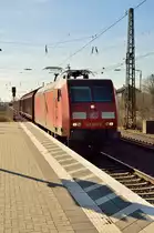 Mit einem Mischer im Rücken kommt die 145 064-2 am Sonntag den 8.3.2015 durch Appelhülsen in Richtung Münster gefahren.