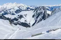 Zwischen der Haltestelle La Perche und der Bergstation Rochers-de-Naye befindet sich am 6. März 2015 der Bhe 4/8 301 auf Bergfahrt. Nach passieren der Galerie wird er in Kürze sein Ziel erreichen.