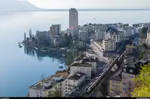 Eine Doppeltraktion FLIRT des RER Vaud durchfährt am 6. März 2015 als S2 nach Villeneuve die Stadt Montreux am Lac Léman.