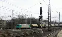 185 613-7 von Crossrail kommt aus Richtung Köln,Aachen-Hbf,Aachen-Schanz, mit einem langen Silozug aus Augsburg(D) nach Herentals(B) und fährt in Aachen-West ein.
Aufgenommen vom Bahnsteig in Aachen-West bei schönem Frühlingswetter am 7.3.2015.
