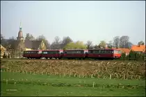 Voll besetzt war dieser Sonderzug auf dem alten  Haller Willem  am 7.4.1990. Damals gab es keinen regelmäßigen Personenzugverkehr zwischen Halle Westf. und Osnabrück mehr. Insofern war die Sonderfahrt der Eisenbahnfreunde Seelze eine Besonderheit, die ich hier um 10.03 Uhr am Ortsrand von Kloster Oesede ablichtete.
Zugfahrzeug war übrigens 796901.