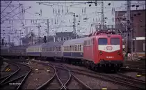 Eine bunte Garnitur fuhr am 26.4.1990 mit 110206 als E 3021 nach Dortmund um 14.08 Uhr in Köln HBF ein. 