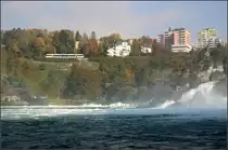 Die Nordseite des Wasserfalls -

Nicht ganz so idyllisch wie der Blick in Gegenrichtung, dafür weniger Gegenlichtprobleme.

Ein Stadler GTW der Baureihe RABe 526 bei Neuhausen am Rheinfall. 

Neueinstellung in besserer Auflösung.

20.10.2006 (Matthias) 


Bisherige Kommentare:

Georg Vogt 26.10.2006 13:53
Wahnsinnsaufnahme. Ich bin sprachlos. Schade dass der Zug rechts ein klein wenig von Gebüsch bedeckt ist...

Thomas Schmidt 26.10.2006 22:55
Klasse Bild! Der Zug ist fast das Unwichtigste daran.

Gisela, Matthias und Jonas Frey 27.10.2006 09:01
Danke für die positiven Anmerkungen.

Bahnfotografie hatte ich hier gar nicht vorgesehen, hab dann halt die Gelgenheit genutzt. So mussten hier auch Kompromisse eingegangen werden; der Wasserfall ist nur teilweise zu sehen, da der Zug nur an dieser Stelle (fast) freigestellt war. 
