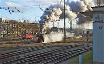 Unter den gestrengen Augen des Stellwerkers Abfahrt Richtung Gotthard in Singen. Lange ist's her, dass man ohne Umsteigen über den Gotthard kam. 01 0166 alias 012 066-7 legt sich ins Zeug, damit sie bei den Eidgenossen pünktlich in Empfang genommen werden kann. März 2015.