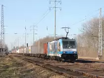 Südlicher Berliner Außenring bei Diedersdorf am 08. März 2015, Durchfahrt  186 110 der Rurtalbahn mit einem Containerzug. 

