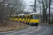 Tatra Straßenbahn  6054/6065  ist am 17.01.2015 unterwegs auf der Linie M6 zur Riesaer Straße. Aufgenommen am vom S-Bahnhof Marzahn.

