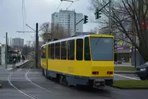 Tatra Straßenbahn  6054/6065  ist am 17.01.2015 unterwegs auf der Linie M6 zur Riesaer Straße. Aufgenommen am vom S-Bahnhof Marzahn.
