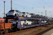 Französischer Autotransporter der Bauart  Laeks (43 87 4272 305-1 F-GEFCO) mit französischen Kleinwagen am 08.03.2015 im Bahnhof Oranienburg.