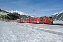 Engadin Skimarathon 2015: F�r die Shuttlez�ge im Oberengadin verkehrten auch Stammnetzallegras in Doppeltraktion, im Bild sind die ABe 8/16 3102 und 3105  B�GA   kurz vor Celerina, 08.03.2015.