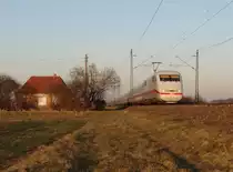401 xxx fuhr am 09.03.15 im Sonnenuntergang durch Neu-Ulm.